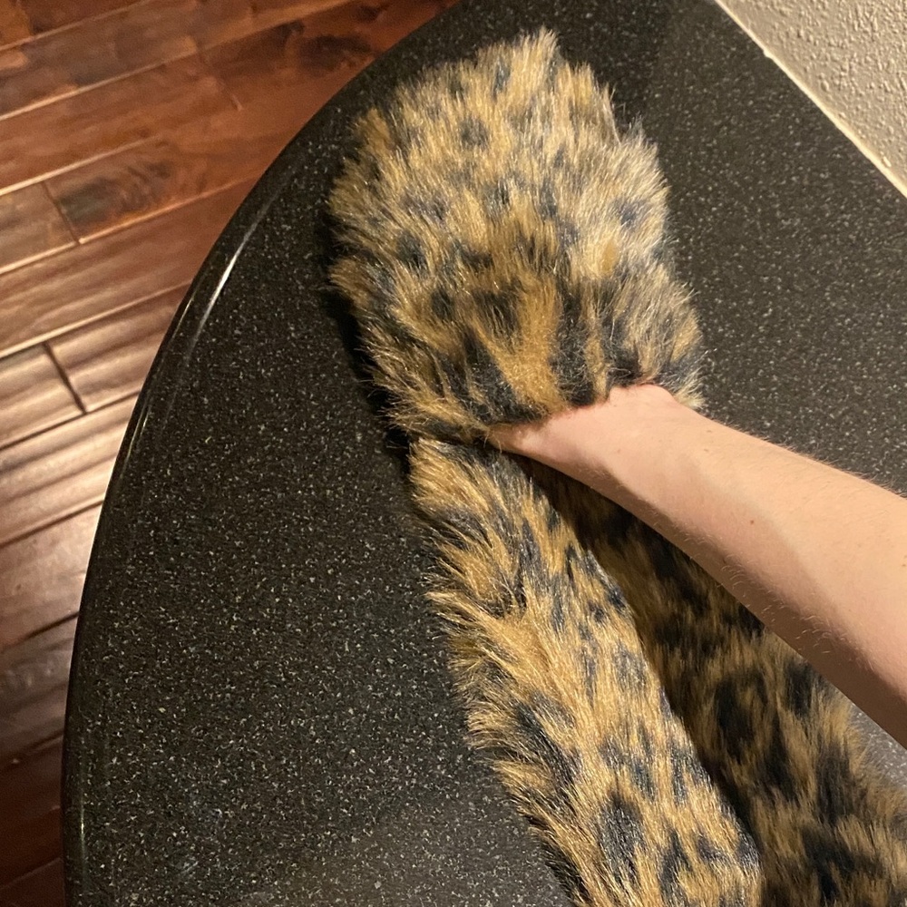 Faux Fur Leopard Hat with Long Scarf Paws. One size. - Picture 5 of 10